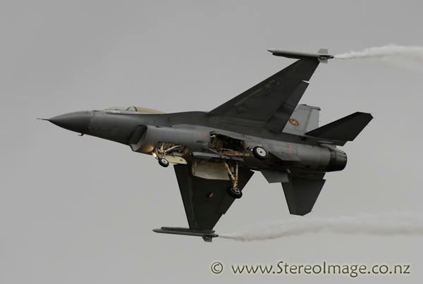 http://img.photobucket.com/albums/v128/chrisgee/Aviation/RIAT%202007%20-%20UK/Air%20Displays/_GEE0504copy.jpg