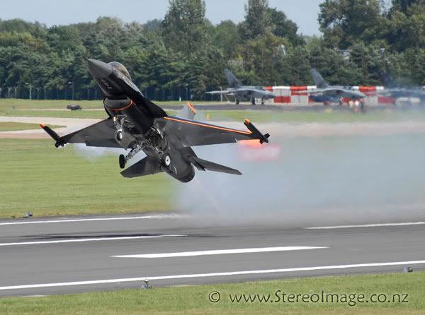 http://img.photobucket.com/albums/v128/chrisgee/Aviation/RIAT%202007%20-%20UK/Air%20Displays/_GEE4175copy.jpg