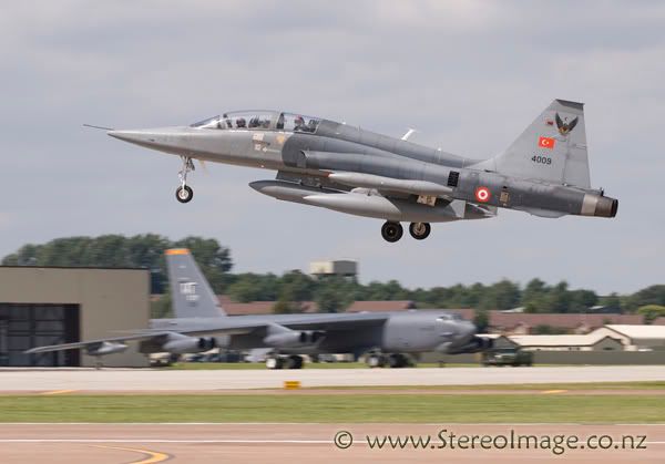 http://img.photobucket.com/albums/v128/chrisgee/Aviation/RIAT%202007%20-%20UK/Arrivals%20and%20Departures/_GEE5345copy.jpg