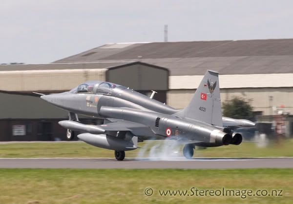 http://img.photobucket.com/albums/v128/chrisgee/Aviation/RIAT%202007%20-%20UK/Arrivals%20and%20Departures/_GEE5412copy.jpg
