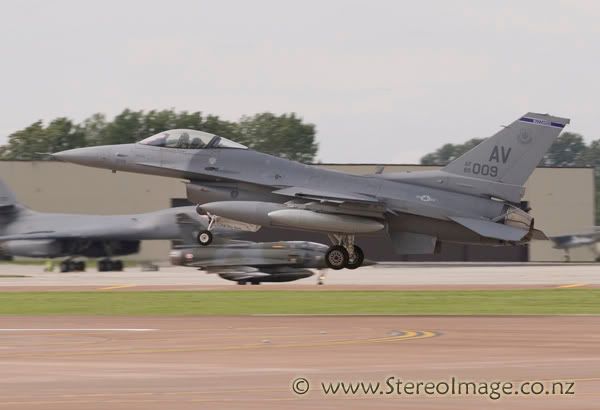http://img.photobucket.com/albums/v128/chrisgee/Aviation/RIAT%202007%20-%20UK/Arrivals%20and%20Departures/_GEE8173copy.jpg