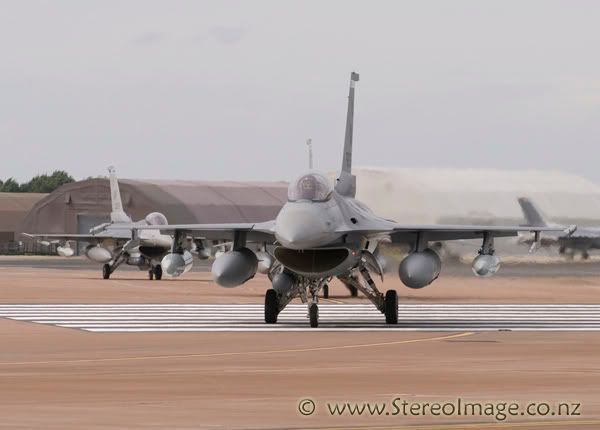 http://img.photobucket.com/albums/v128/chrisgee/Aviation/RIAT%202007%20-%20UK/Arrivals%20and%20Departures/_GEE8246copy.jpg
