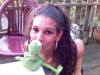 [img width=320 height=240]http://img.photobucket.com/albums/v132/Rachida/FroggieandMe.jpg[/img]