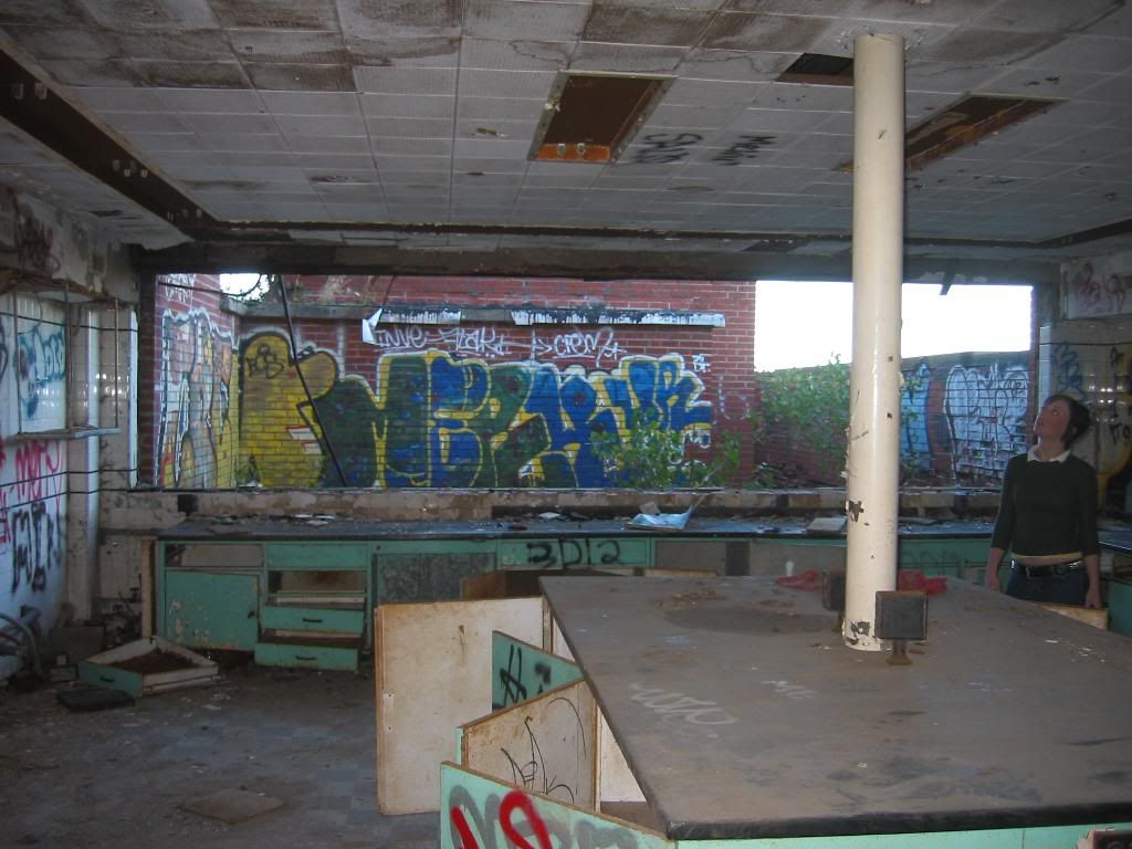 http://img.photobucket.com/albums/v133/ctnewman/japan%20and%20other/abandoned_factory.jpg?t=1209474527