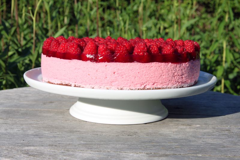 raspberrymoussecake1.jpg