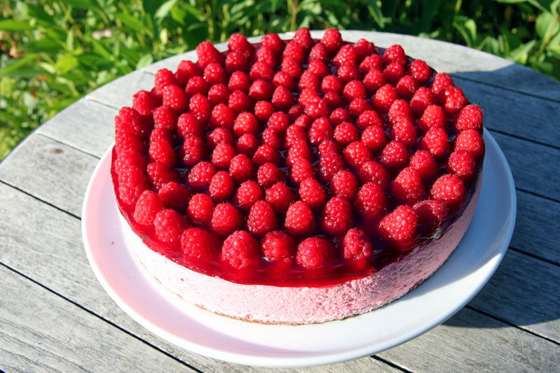 raspberrymoussecake2.jpg