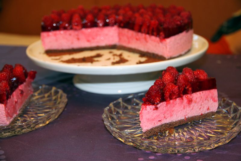 raspberrymoussecake3.jpg