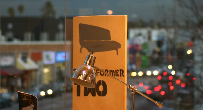 IMAGE: http://img.photobucket.com/albums/v136/skimmilk68/04012005_lamp.jpg