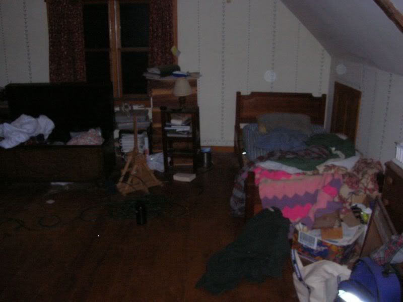 [http://img.photobucket.com/albums/v139/Zell65/room4.jpg]