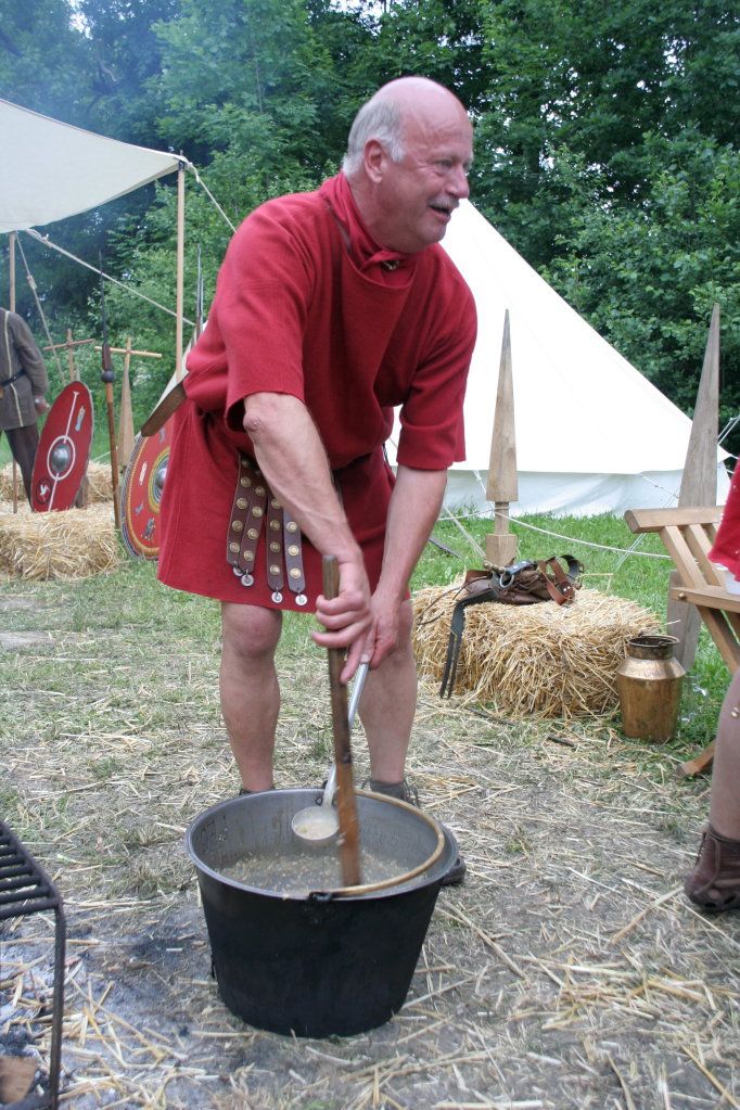 Roman_soldier_in_tunica_cooking.jpg