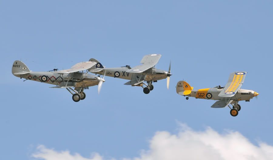 http://img.photobucket.com/albums/v147/AEROMEDIA/LEGENDS%2010/LEGNDS100711hawkerbipes.jpg