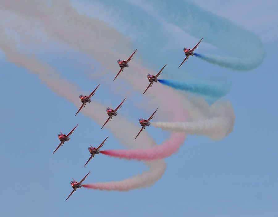 http://img.photobucket.com/albums/v147/AEROMEDIA/RIAT%202010/RIAT10SatReds.jpg