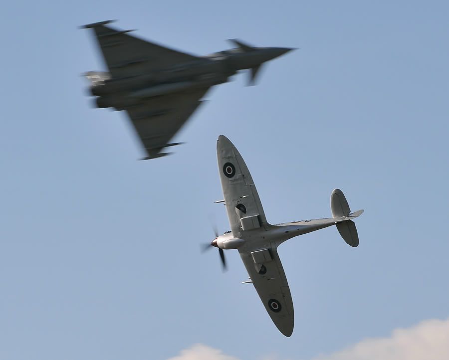 http://img.photobucket.com/albums/v147/AEROMEDIA/RIAT%202010/RIAT10SatTiffandSpit.jpg