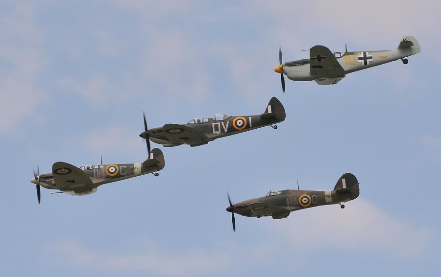 http://img.photobucket.com/albums/v147/AEROMEDIA/RIAT%202010/RIAT10Satbobflypast.jpg