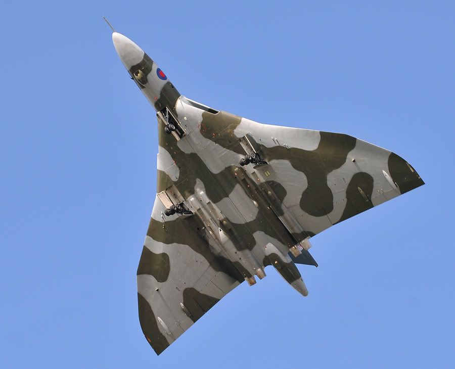 http://img.photobucket.com/albums/v147/AEROMEDIA/RIAT%202010/RIAT10Satvulcan.jpg