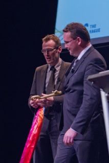 Prof.dr. Jouke de Vries hands Prof.dr. Chris Goto-Jones the keys to LUC The Hague Prof.dr. Jouke de Vries hands Prof.dr. Chris Goto-Jones the keys to LUC The Hague