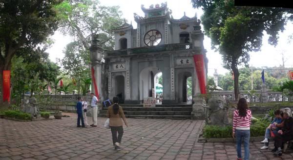 The Chinese legendary figure was a saint who made great contributions in safeguarding the northern border. Quan Thanh Temple was built during the reign of King Ly Thai To (1010-1028). In 1893 the temple was given a grand facelift to have the shape as we can see it today. Special attention should be paid to a black bronze statute of Saint Tran Vu. The giant statute, formally placed in the main hall, was cast in 1677. Another special object is an ancient bronze bell, 1.5 meters high, which is hanged at the top of the three-gate entrance.  Another object of no less significant is a smaller black bronze statute of Old Trong, a chief artisan of the bronze casting team who had made the giant statute of Saint Tran Vu and the great bell on top of the tree-gate entrance. To commemorate the great contributions of the teacher Old Trong, his students of bronze casting cast his statute and placed in the temple for their for their younger generations to remember Old Trong for ever.