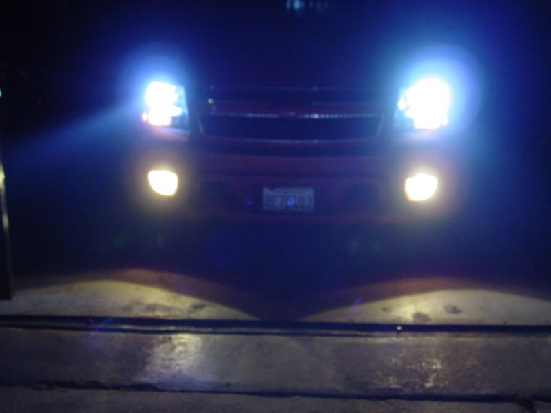 Chevy Avalanche Fan Club 2007-2008 Fog light bulbs are out!