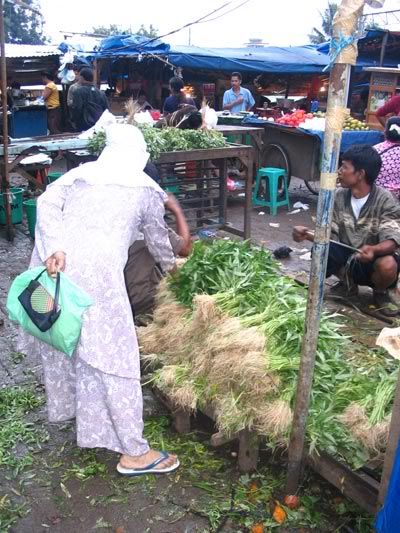 Pagi hari di pasar tradisional