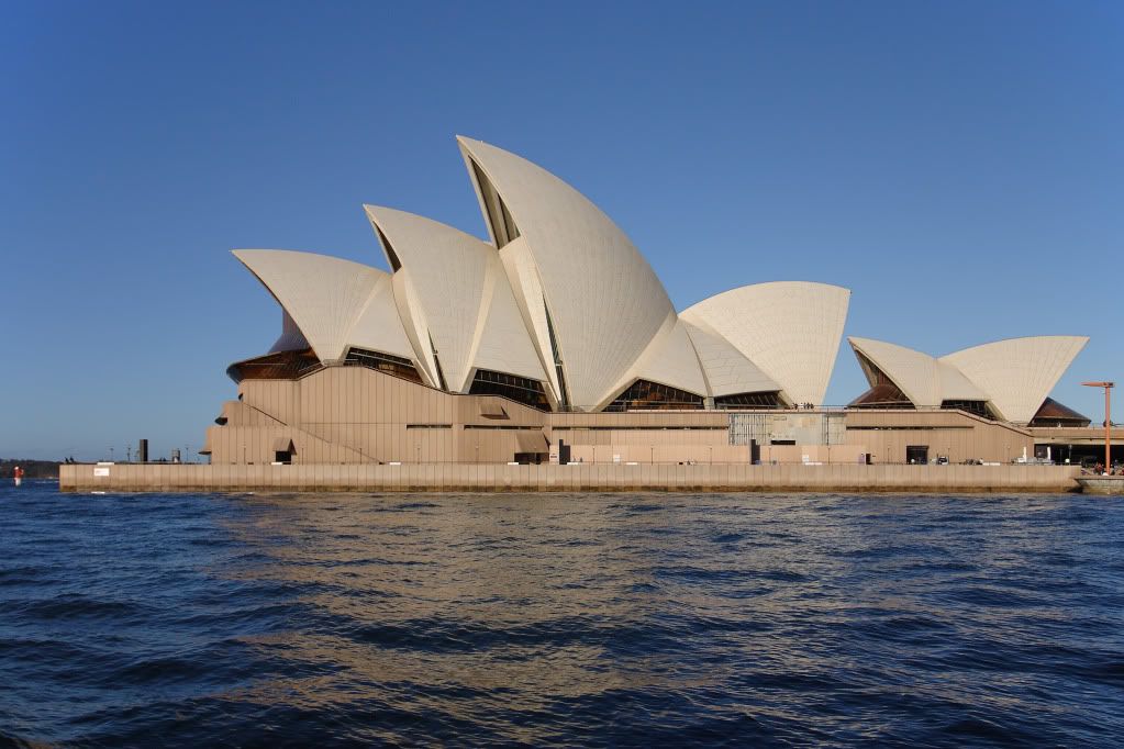 Sydney_opera_house_side_view.jpg