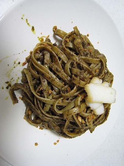 buahkeluak_pesto.jpg