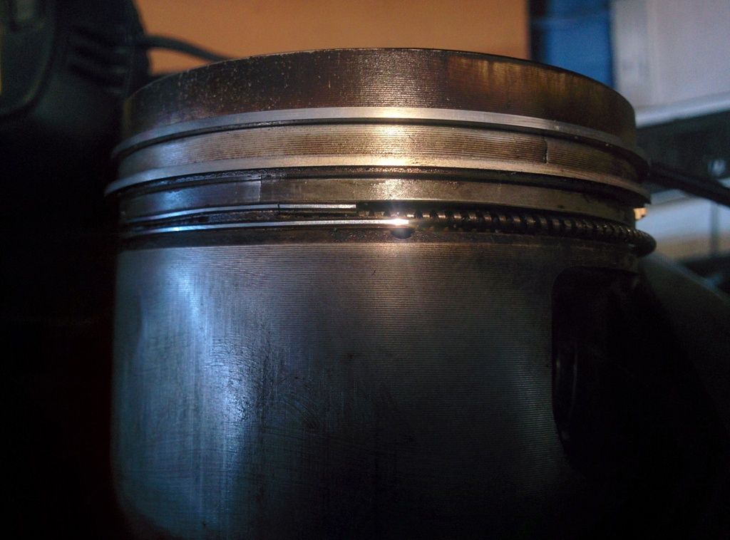 Piston cracked. Detonation?