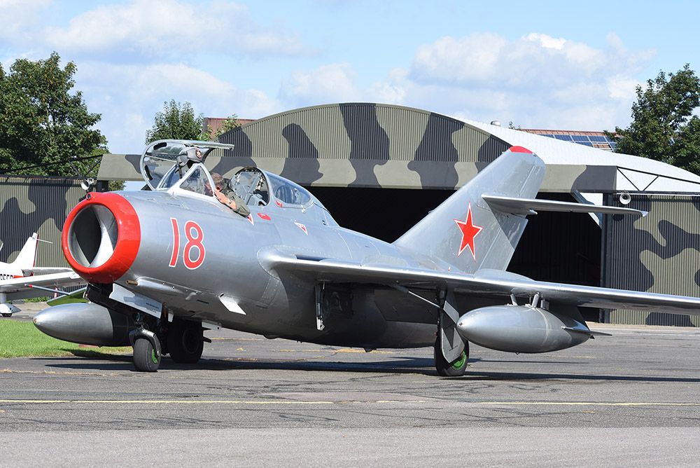 http://img.photobucket.com/albums/v165/YakRider/YakRider028/MiG-1000_zpsc7ww9fx5.jpg