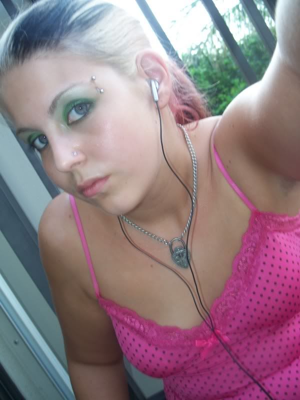 pinkshirtgreeneyes043.jpg