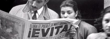 Una mujer lee de reojo con gesto sorprendido, en el diario que sostiene un hombre y cuyo titular anuncia el fallecimiento de Eva Perón, fotografías de la revista LIfe, de images.google.com/hosted/life