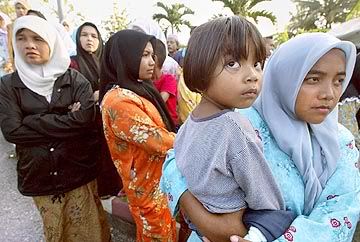 ANGGOTA keluarga kira-kira 1,300 pemuda Muslim yang ditahan pihak berkuasa Thailand semalam, menunggu penuh sabar bagi mengetahui nasib orang kesayangan mereka di depan sebuah kem tentera di wilayah Pattani. â€“ Gambar AFP