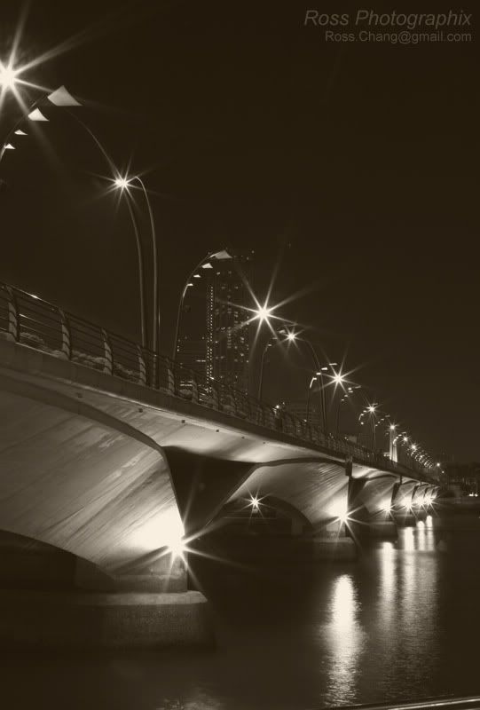 桥上灯光光上桥，桥下耀耀水耻流