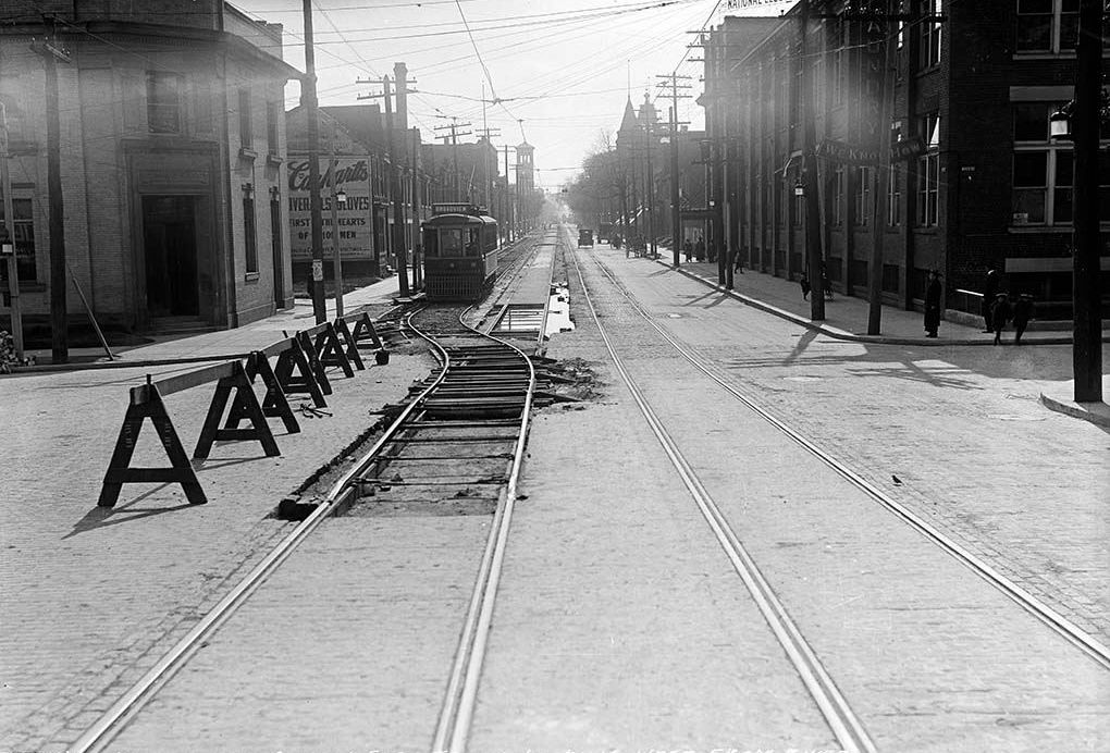 1917_Toronto_Queen_Street_W_From_Ri.jpg