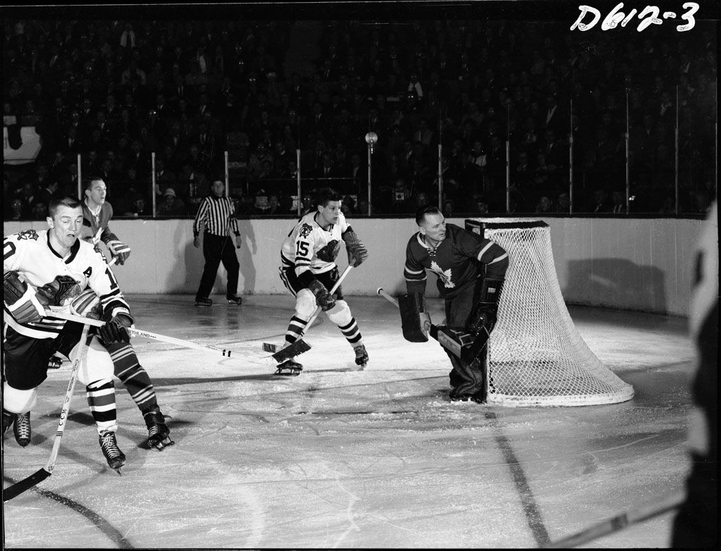 Hockey_game_Toronto_Maple_Leafs_vs_Chicago_Black_Hawks_Maple_Leaf_Gardens.jpg