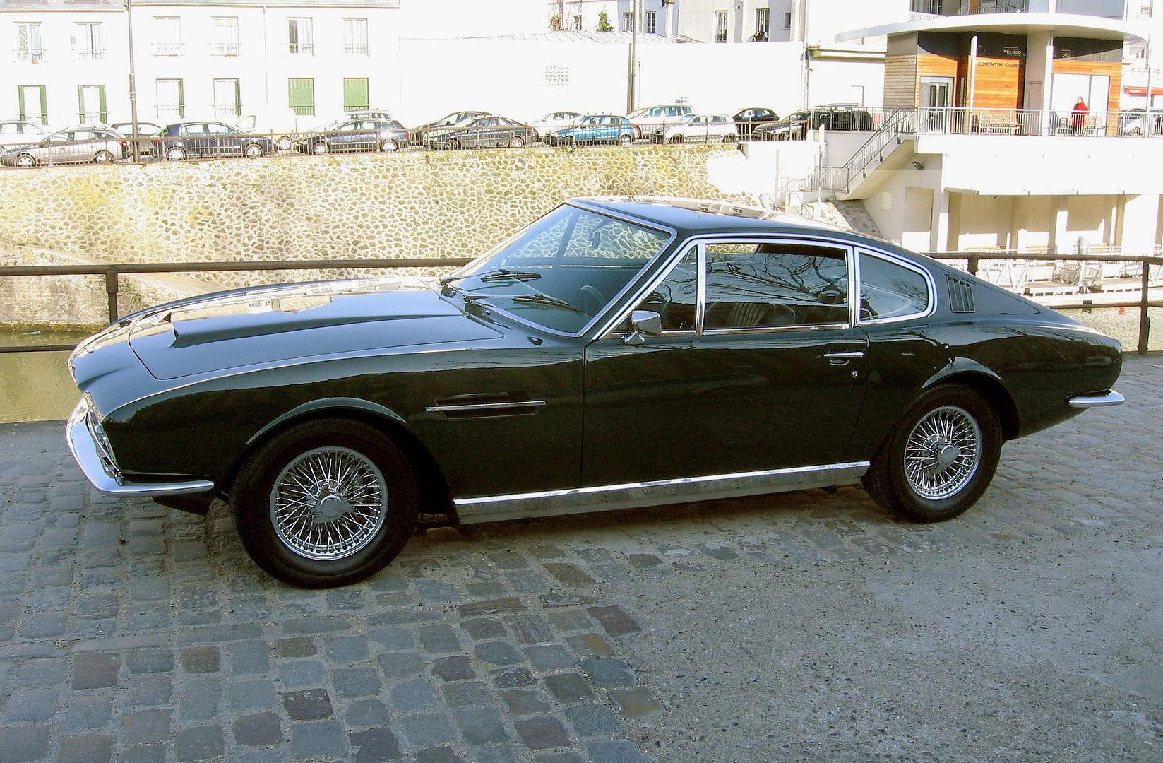 aston_martin_dbs_vantage_lhd_side.jpg