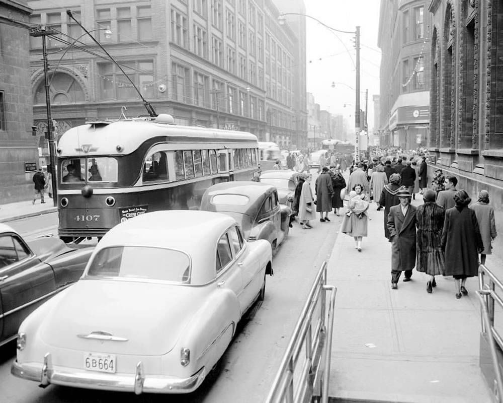 716photo-toronto-queen-street-just-east-of-yonge-looking-west-streetcars-crowd-simpsons-upper-left-subway-entrance-lower-right-mid-1950s1.jpg