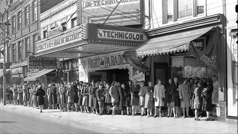 727photo-toronto-uptown-theatre-yonge-street-line-up-for-hosiery-other-signs-1946.jpg