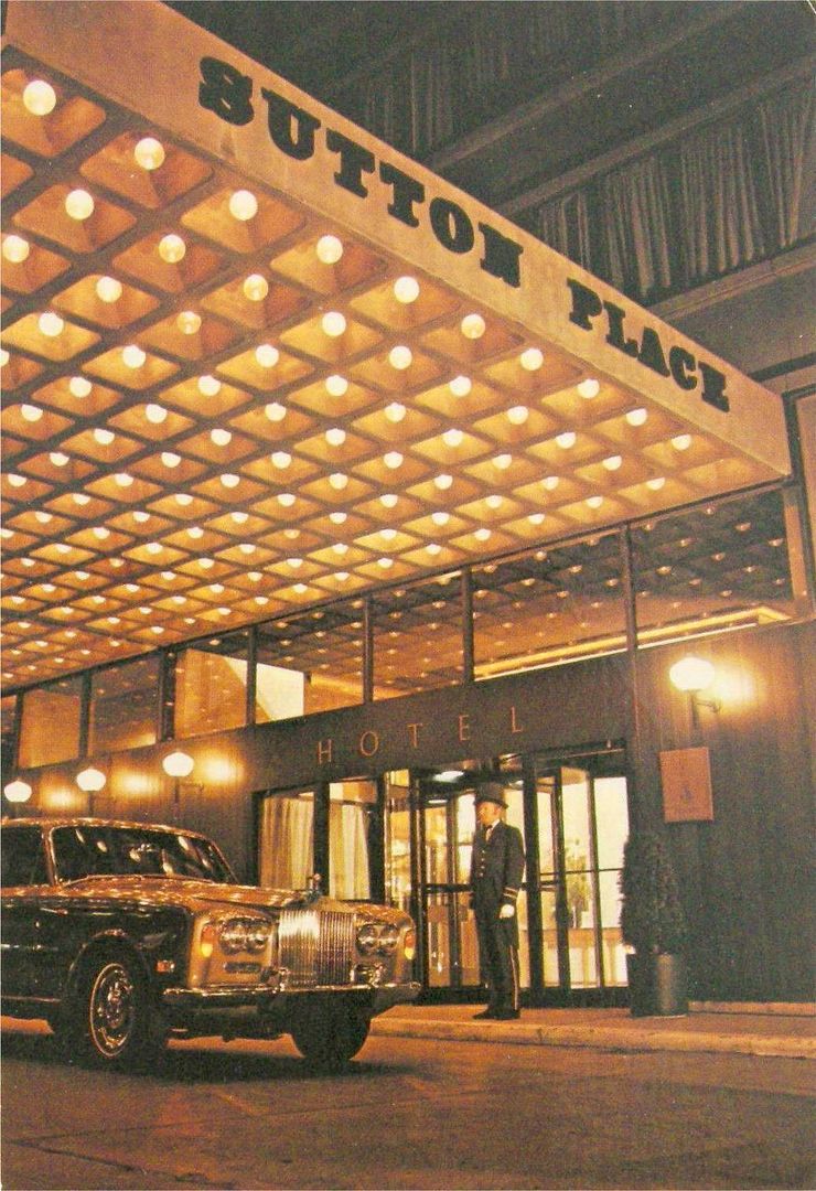 postcard-toronto-sutton-place-hotel-955-bay-entrance-some-called-it-glutton-place-opened-1967_zpskxyuncho.jpg