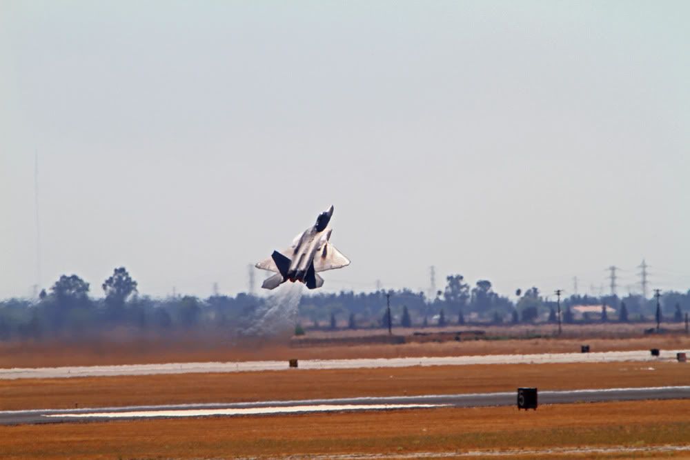 IMAGE: http://img.photobucket.com/albums/v176/forty5r/Airbook/321blastoff.jpg