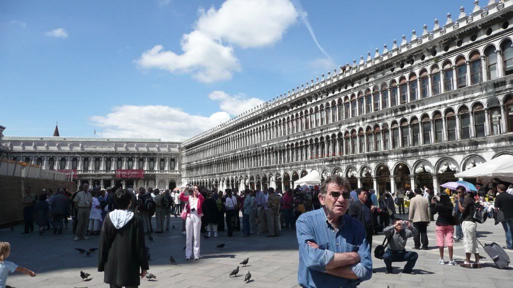 http://img.photobucket.com/albums/v180/s12_gotBoost/Eurotrip%202008/Italy%202/P1010923.jpg