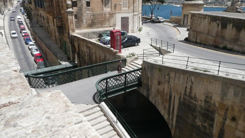 http://img.photobucket.com/albums/v180/s12_gotBoost/Eurotrip%202008/Malta%202/P1020534.jpg