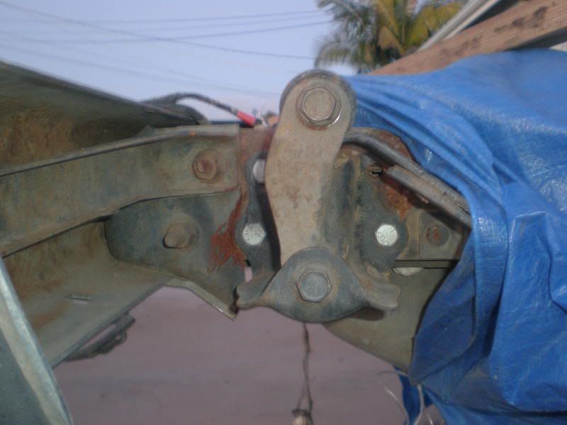 Leaf shackle in Tension Vs. Compression Pirate 4x4