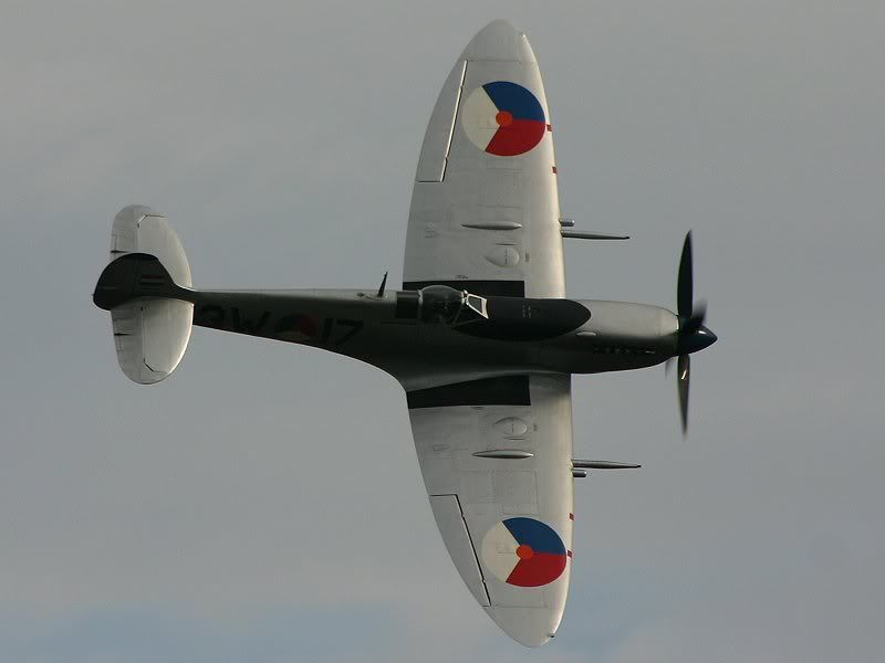 http://img.photobucket.com/albums/v186/TomEveritt/DuxfordSeptemberAirshow149a.jpg