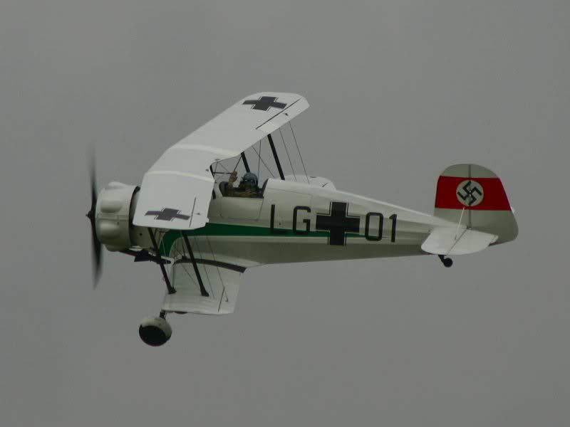 http://img.photobucket.com/albums/v186/TomEveritt/DuxfordSeptemberAirshow211a.jpg