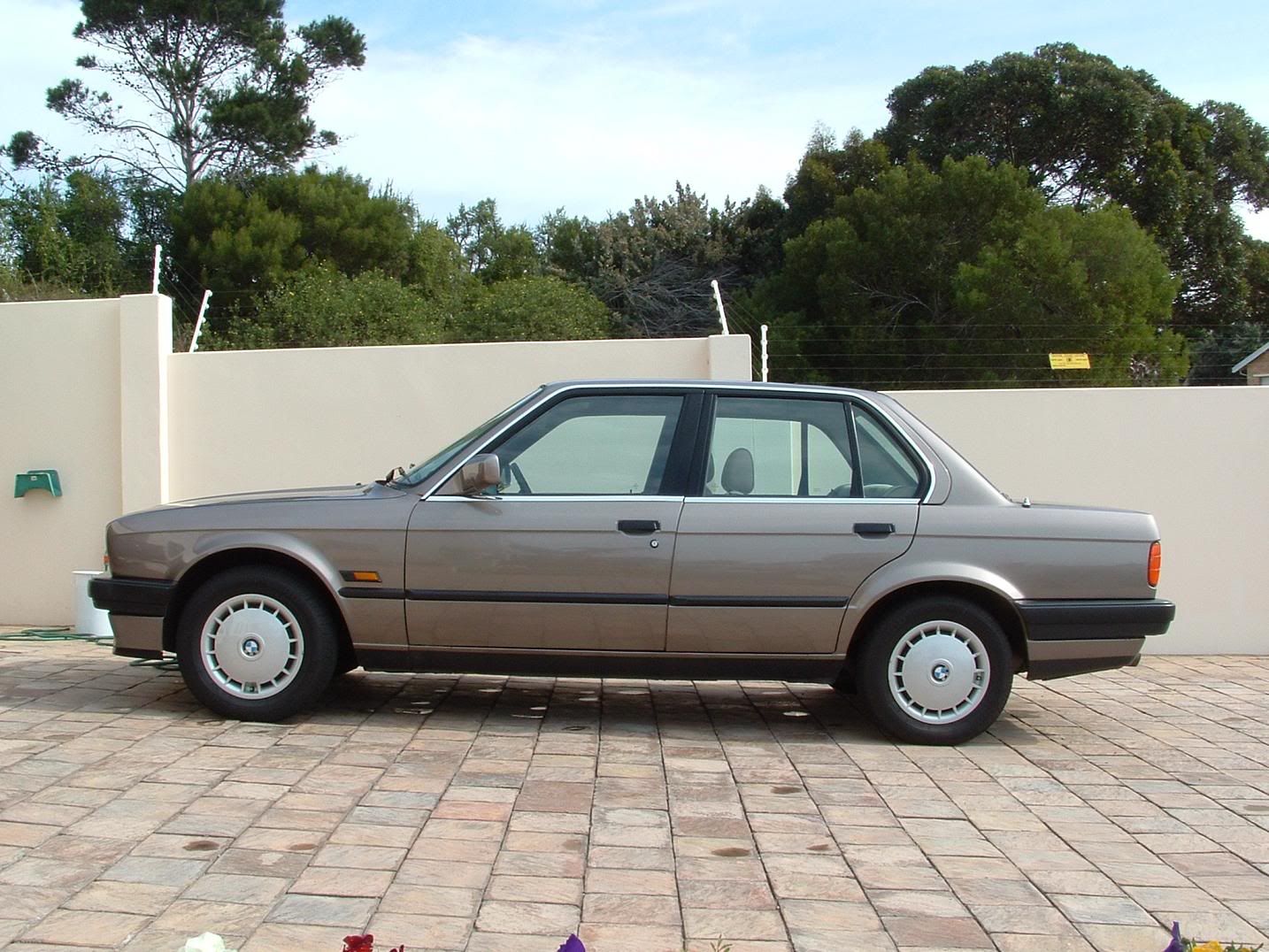 [Image: E30sidesmall.jpg]