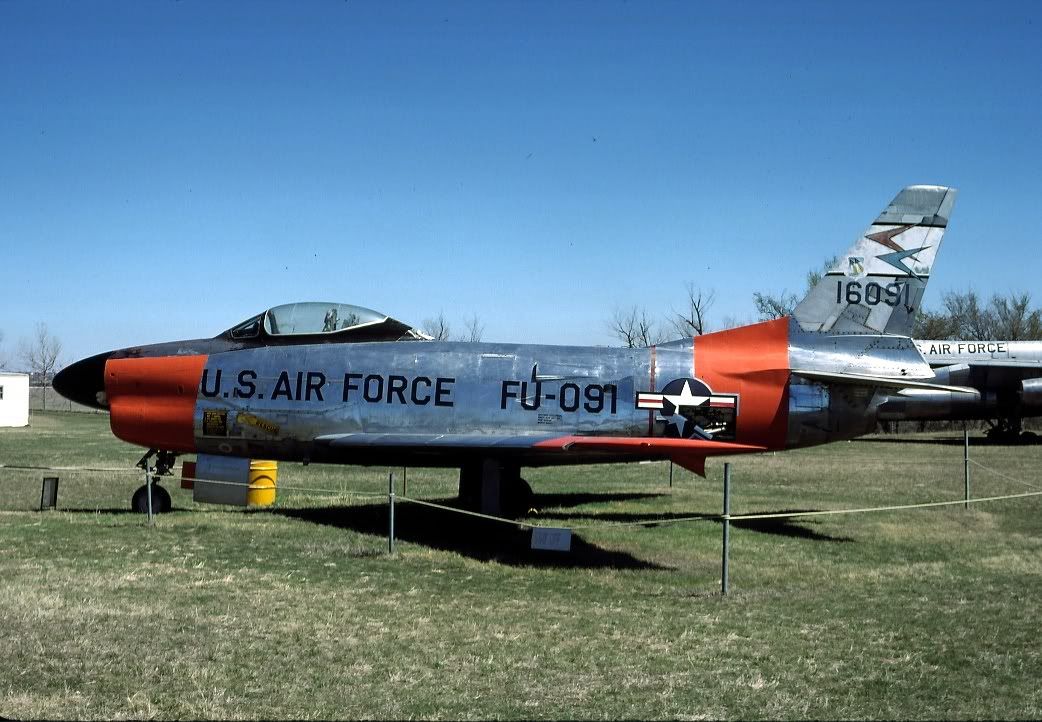 F-86L51-6091CarswellAFB1988.jpg