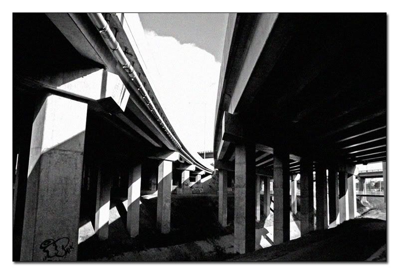 IMAGE: http://img.photobucket.com/albums/v201/chevs_n_holdens/Bridge2.jpg