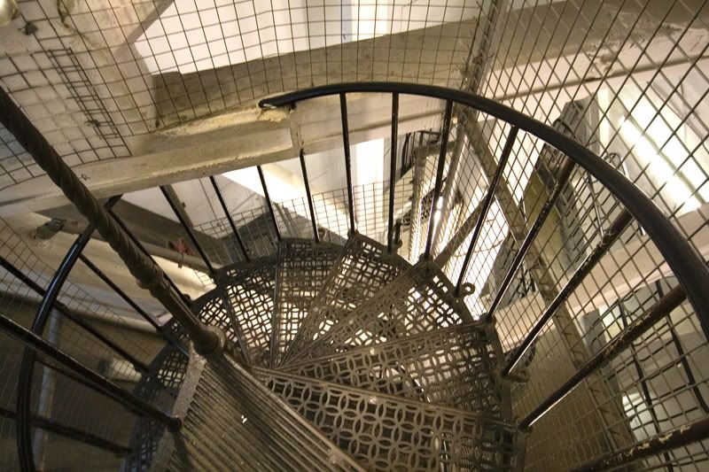 IMAGE: http://img.photobucket.com/albums/v203/squashed/stairs.jpg