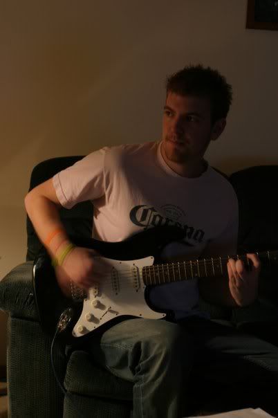 IMAGE: http://img.photobucket.com/albums/v207/Blinkhero/MeGuitar.jpg