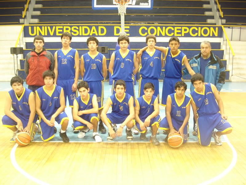 [FOTO DE UN PLANTEL DE BÁSQUETBOL ESCOLAR COPA MASVIDA 2008 (COLOR)]