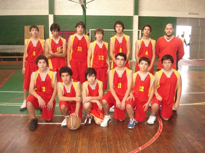 [FOTO DE UN PLANTEL DE BÁSQUETBOL MENORES (COLOR)]